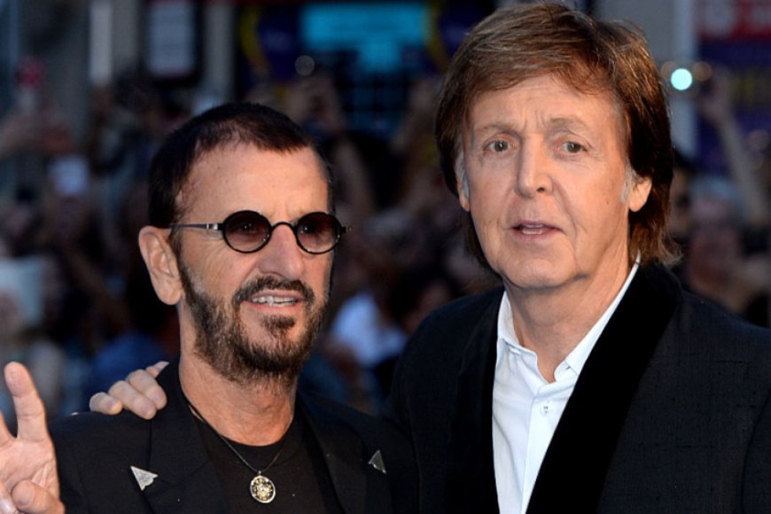 Paul McCartney e Ringo Starr; insieme sul palco a suonare la batteria.