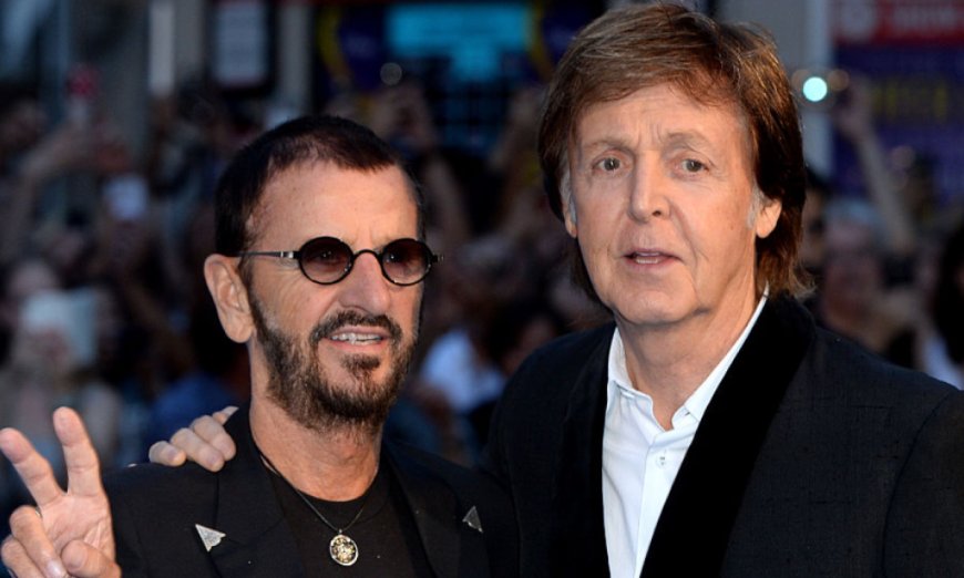 Paul McCartney e Ringo Starr; insieme sul palco a suonare la batteria.